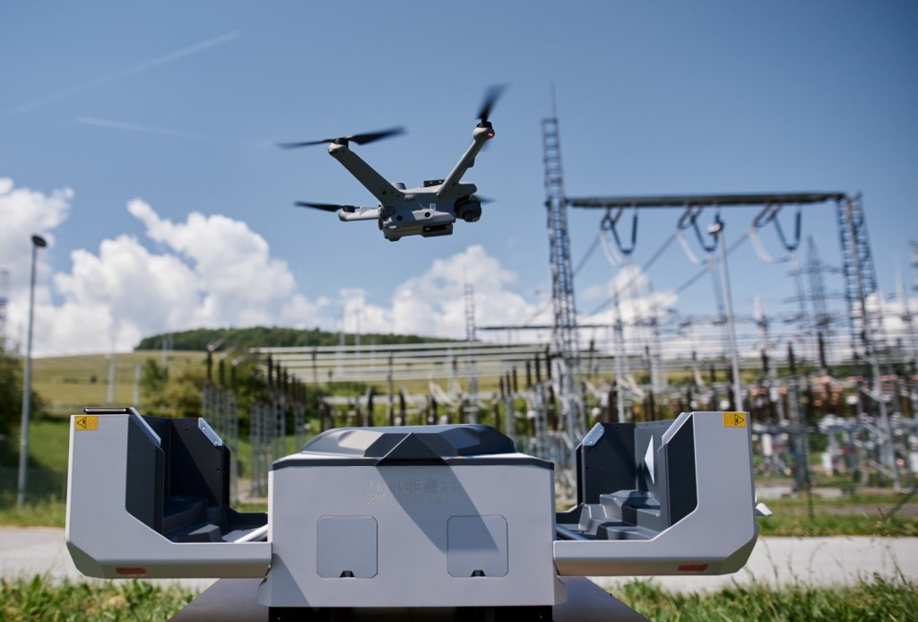 Dron monitoruje elektrické vedenie. Energetici ho prvýkrát vypustili bez priameho vizuálneho kontaktu pilota